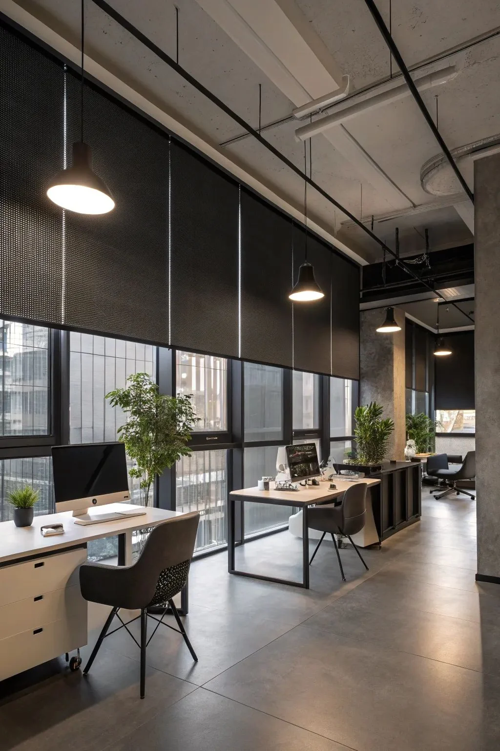 Cortinas roller negras en una oficina corporativa con ventanales.